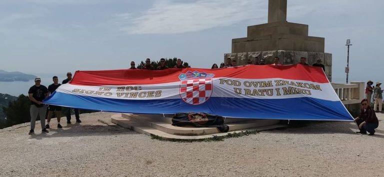 Članovi Udruge 4. gardijske brigade, nakon cjelonoćnog pješačenja, stigli na Srđ