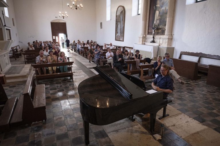 Mladi pijanist iz New Yorka poklonio Lopuđanima koncert za pamćenje