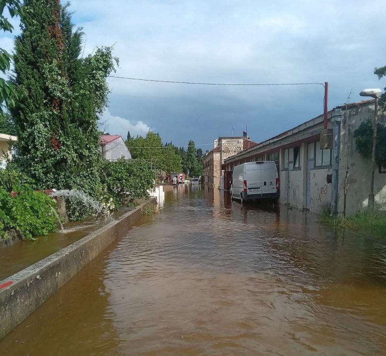 VIDEO/FOTO: Poplava u Kuparima, vatrogasci na terenu, prometuje se “na vesla”