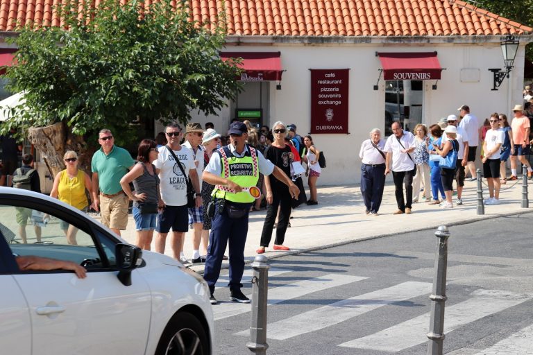 IZ GRADA: Očekuju se velike gužve, prometni redari i policijski službenici će regulirati promet na raskrižjima