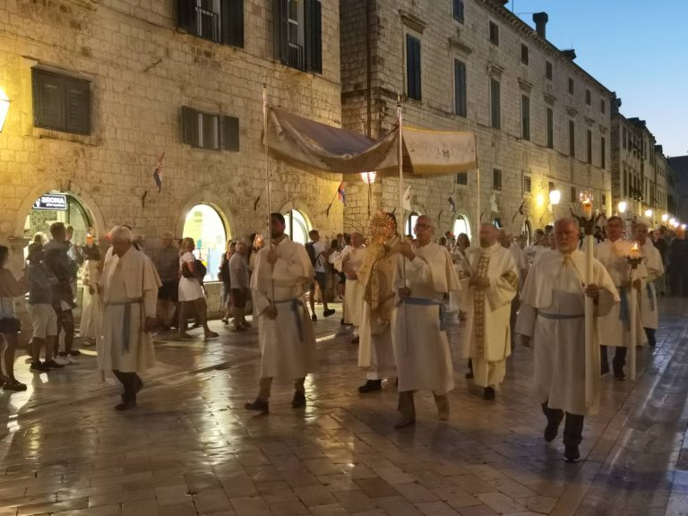 FOTO: Tijelovska procesija u Gradu