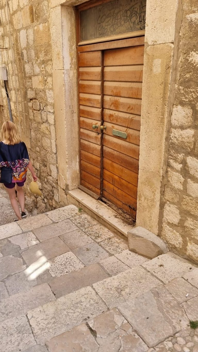 Jutros oko 4 pijani stranac mahnito lupao po vratima škole i jedne privatne kuće u Ulici Ilije Sarake i oštetio ih