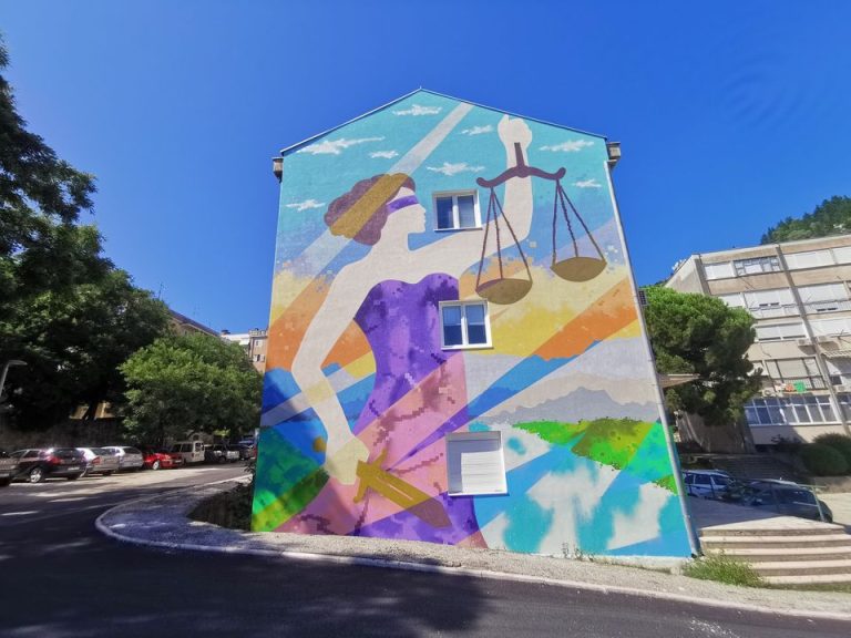 Mural božice pravde na zgradi suda u Pločama