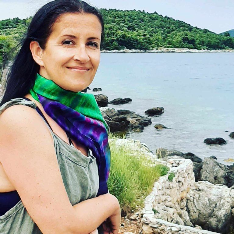 Jelena Klekar, umjetnica oslikavanja na svili sudjelovala u kreativnom kampu na Prviću