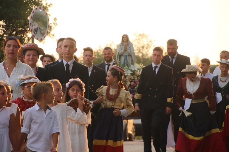 Prelijepa procesija na Veliku Gospu u Orebiću