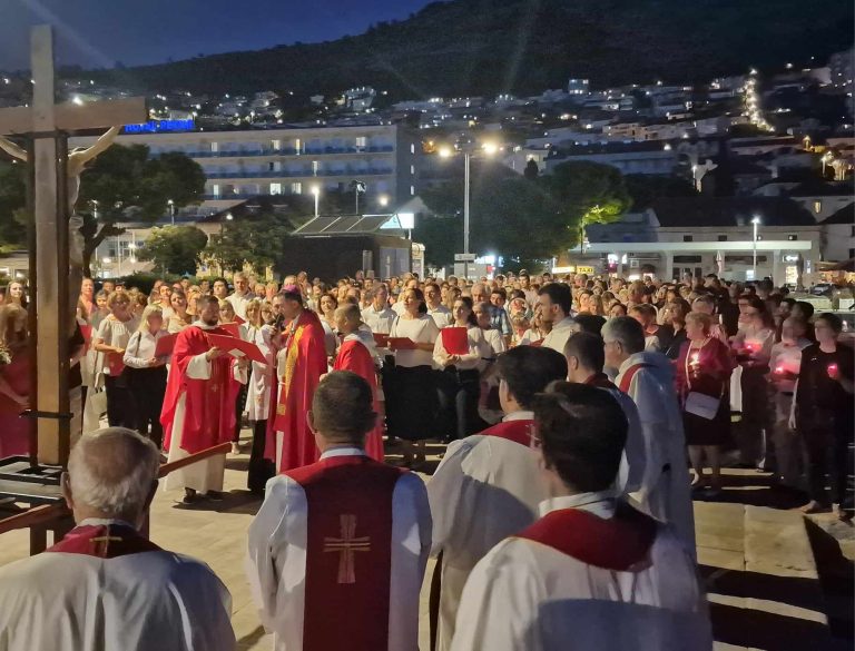 FOTO: Procesijom i blagoslovom brodova slavi se Uzvišenje sv. Križa u Gružu