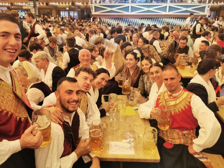 FOTO I VIDEO Župljani na Oktoberfestu s 9 tisuća sudionika nazdravili uz pivu: Prost!