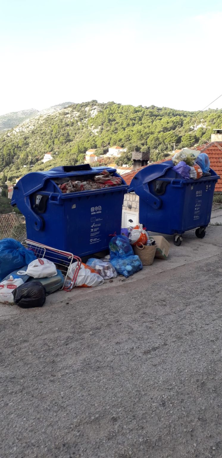 Lastovo, park prirode: smeće na istom mjestu, u prepunim kontejnerima stoji preko deset dana