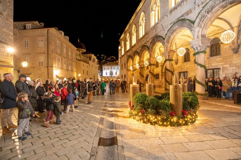 Subotom navečer: Gradske župe predvode Službu riječi uz paljenje svijeća na adventskom vijencu