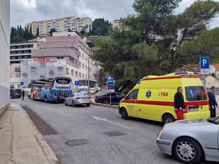 Pukla guma na autobusu koji je prevozio Barakude, od krhotina zida ozlijeđen pješak