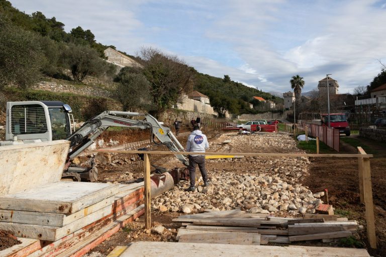 RADOVI U TIJEKU Uskoro novo igralište za najmlađe na Šipanu