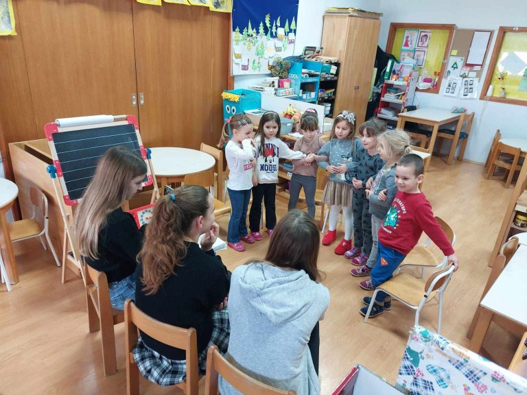 Radost Božića u Dječjem vrtiću u Župi dubrovačkoj još traje. Mališani oduševljeni pričom “Čarolija Badnje večeri”