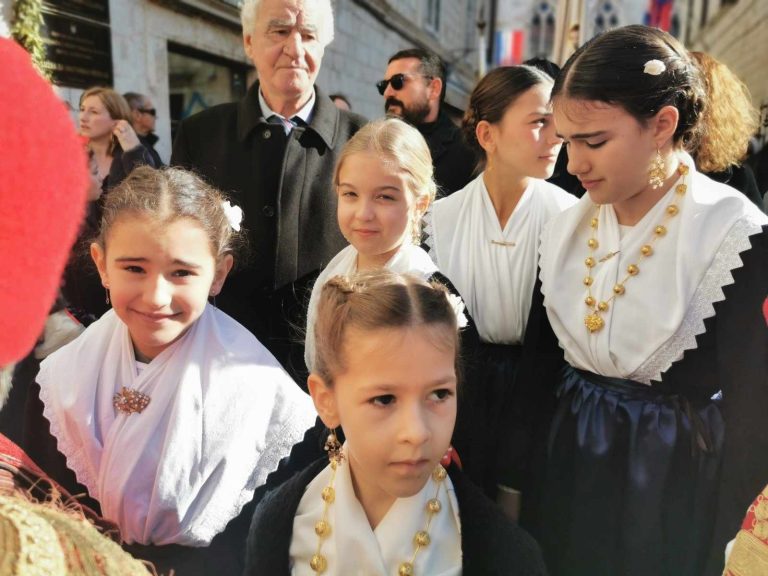 SLAĐI OD CUKARA Dječica u narodnim nošnjama najljepši su dio Feste