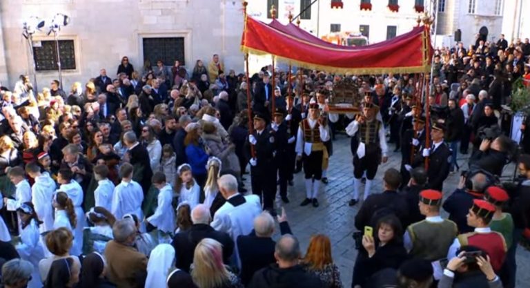 FOTO/PROCESIJA PARCU U ČAST Grad je danas pun, a puna su i srca