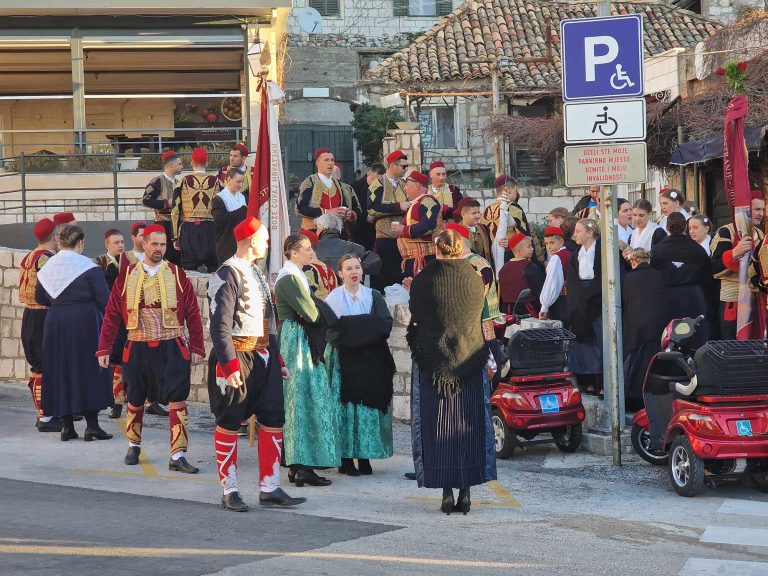 DAN KI DOHODI JEDNOM NAMI NA GODIŠTE Prema Gradu stižu barjaktari s istoka i zapada