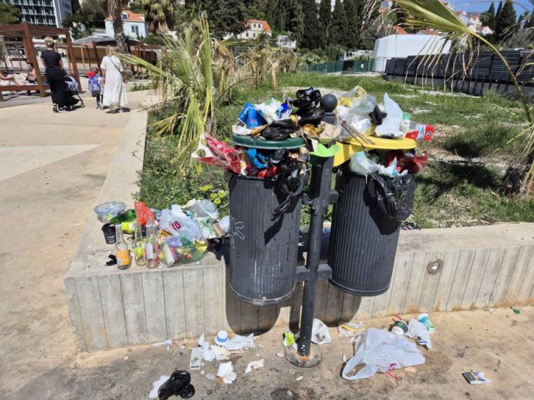 SRAMOTNI PRIZORI! Plaža u Uvali Lapad puna smeća