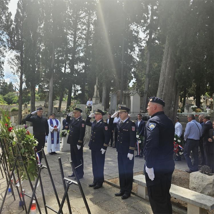 UZ DAN DRŽAVNOSTI Predstavnici policije, Grada i Županije zapalili svijeće i položili vijence na groblja branitelja