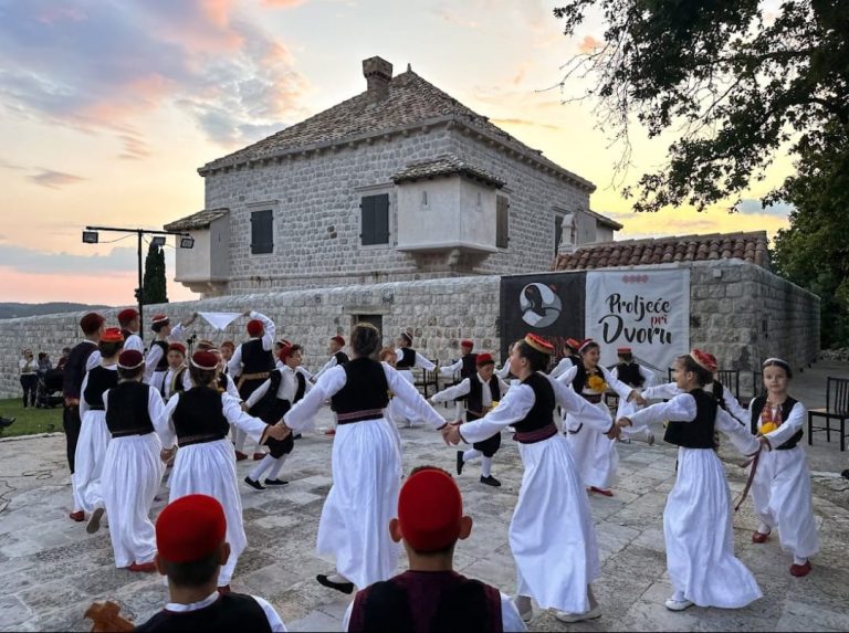 Plesni, glazbeni i tradicijski program na najljepšoj pozornici Konavala