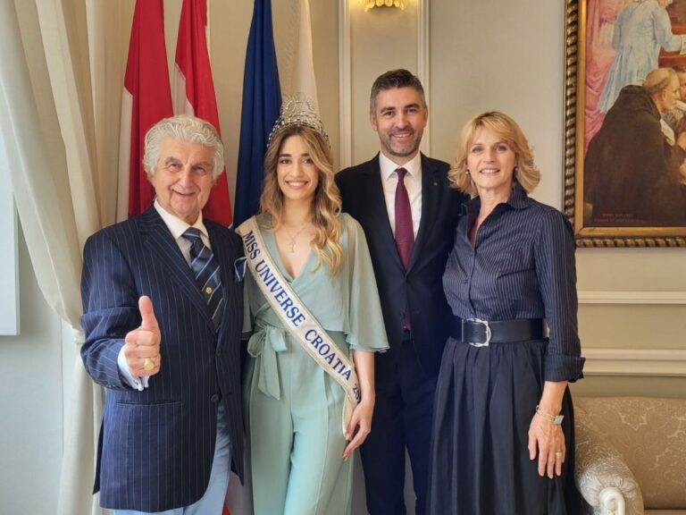 Miss Universe Hrvatske Zrinka Ćorić na prijemu kod gradonačelnika