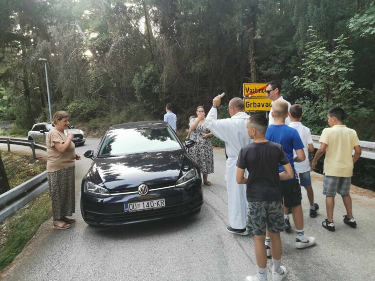 FOTO: Blagoslov automobila u župi Velike Gospe u Postranju