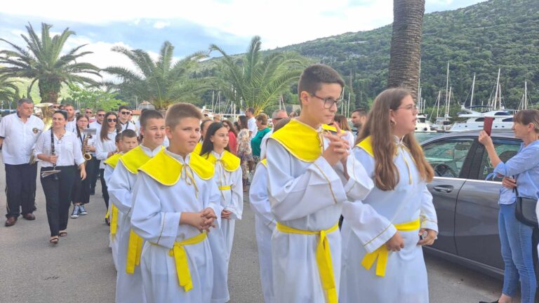 FOTO Blagoslov djece i cvijeća u Franjevačkom samostanu u Rožatu