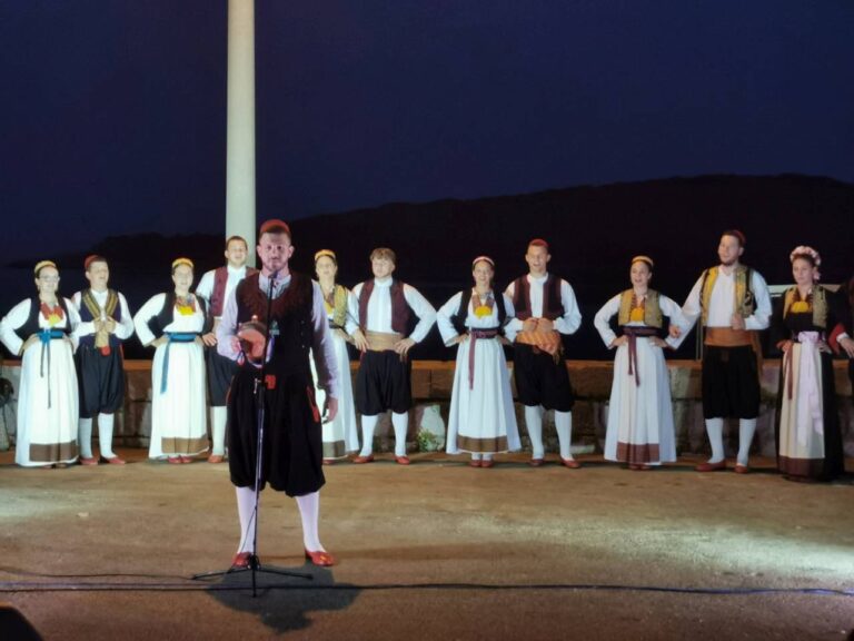 FOTO: Folkloraši u Moluntu oduševili mnogobrojnu publiku