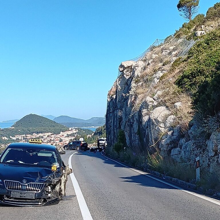 Motorist, koji je ozlijeđen u jutrošnjoj prometnoj nesreći, preminuo u bolnici