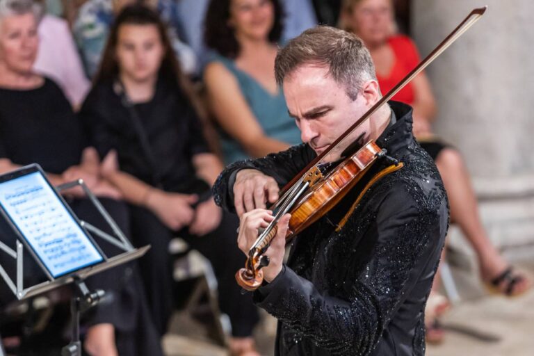 FOTO: Stefan Milenković oduševio dubrovačku publiku, svirao i Bohemian Rhapsody od Queena