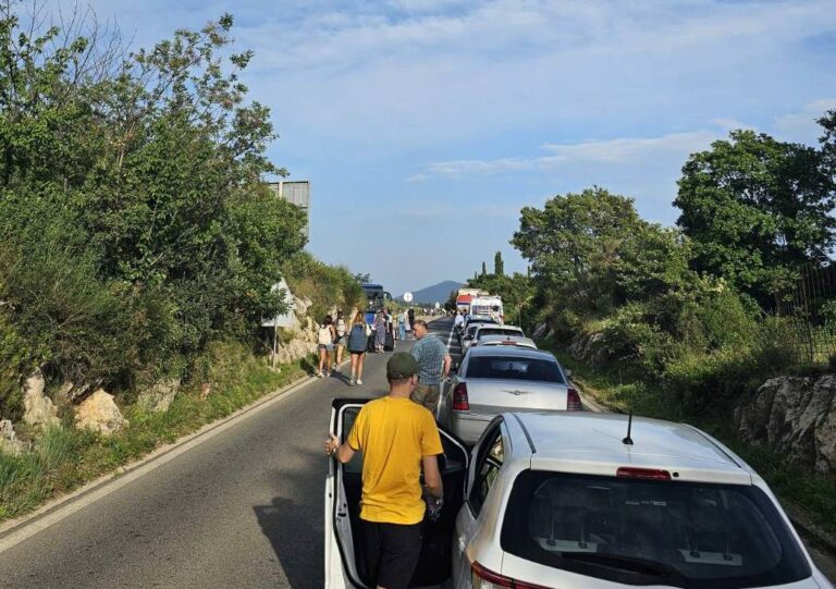 Zbog nesreće nastale gužve, ljudi krenuli pješke prema Zračnoj luci