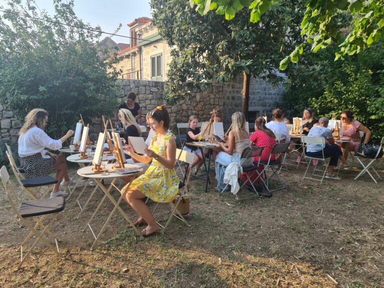 Ljetne vrućine lakše se podnose u vrtu Kuće Bukovac, uz platno i čašu vina