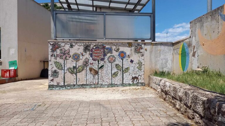 U dvorištu OŠ “Marin Držića” nastaje šik mozaik, ako imate višak svojih keramičkih pločica, odnesite im