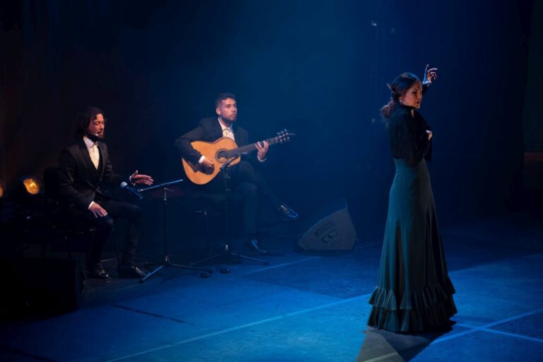 Cristina Aguilera Flamenco Trio sutra na taraci Revelina