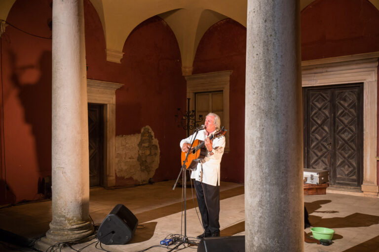 Legendarni šansonijer Ibrica Jusić sutra u Dvoru svira „Od Shakespearea do sevdaha“