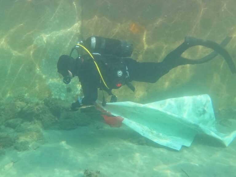 FOTO: Ronioci očistili podmorje Uvale Lapad – iz mora izvađeno 300 kg otpada