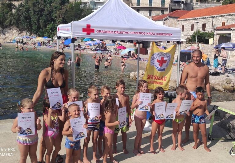 Na plažama Štikovica i Mandrač dodijeljene diplome novim malim plivačima