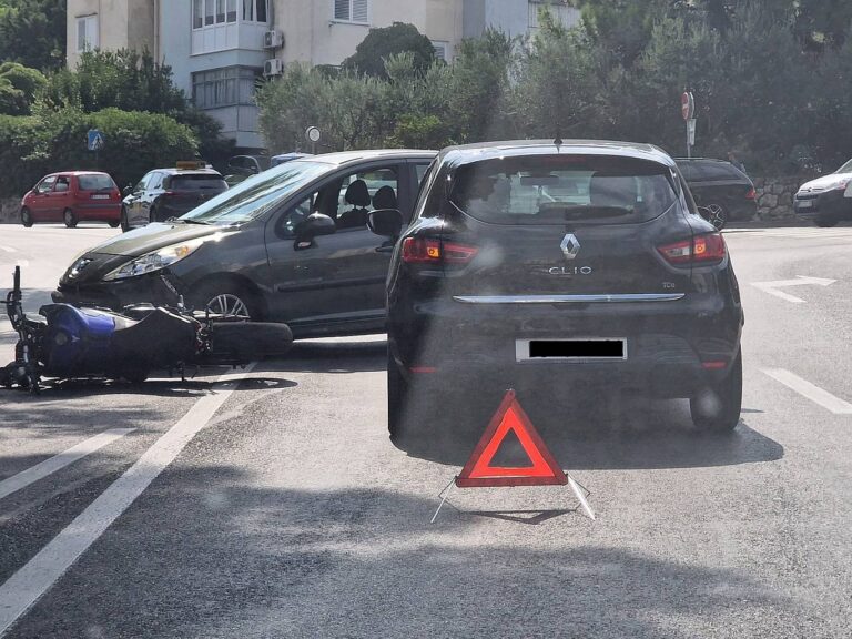 Oprez vozači: sudar dva vozila i skutera na Vojnoviću