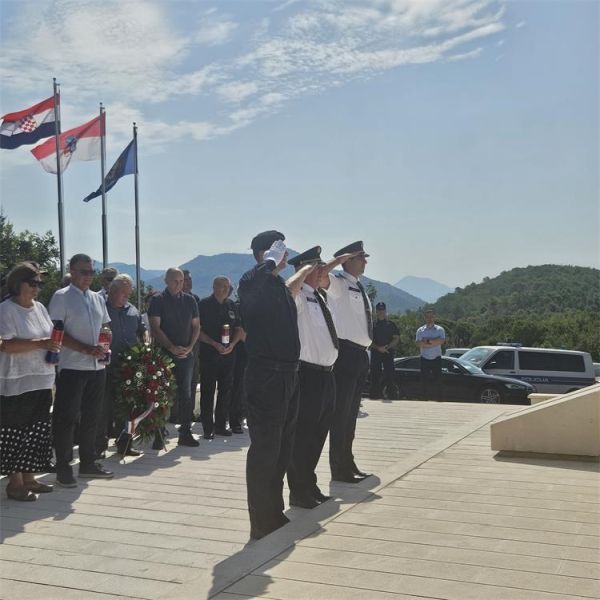 Zamjenik načelnika PU Miro Bajo sa suradnicima položio vijence i zapalio svijeće u čast svim poginulim braniteljima