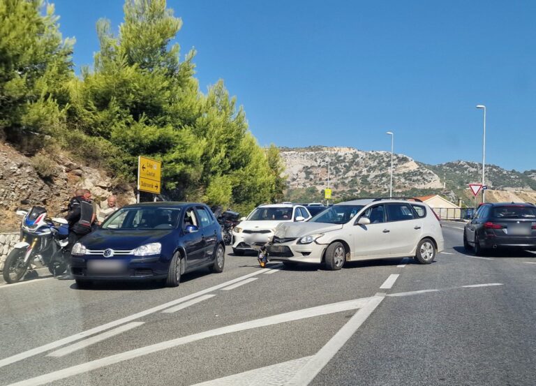 VOZAČI OPREZ Prometna nesreća na skretanju za Čibaču