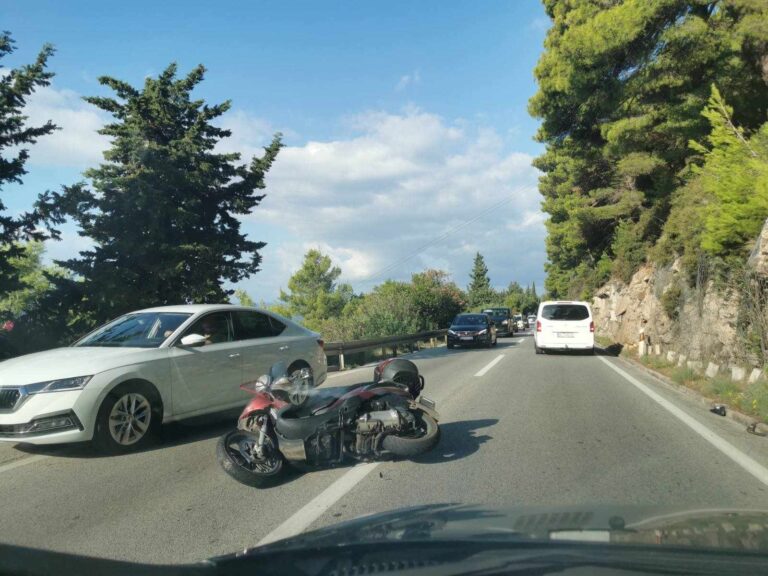 Prometna iznad grada, sudar automobila i motora