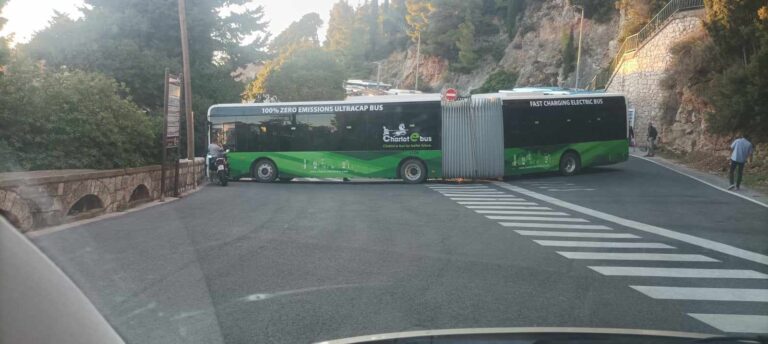 SPEKTAKL NA VIKTORIJI Autobus harmonika usred okuke ostao bez struje?!