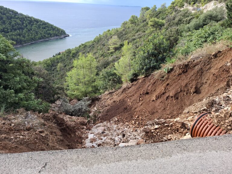 FOTO Jutro poslije snažnog nevremena na Korčuli, dionica kroz Pupnatsku luku je zatvorena