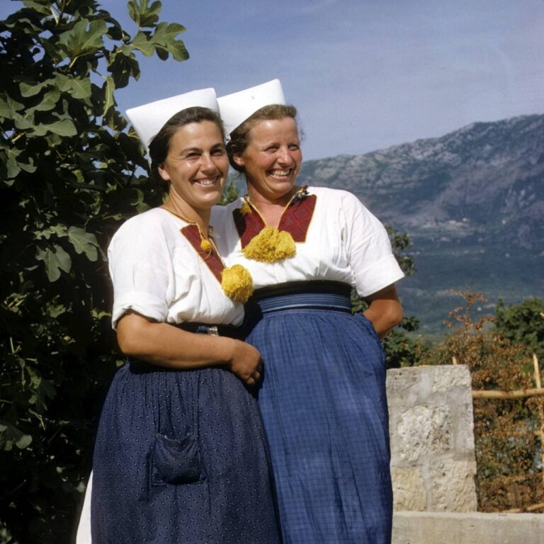 Doznali smo tko su dvije nasmijane Konavoke s fotografije nastale 60-tih godina u našem kraju