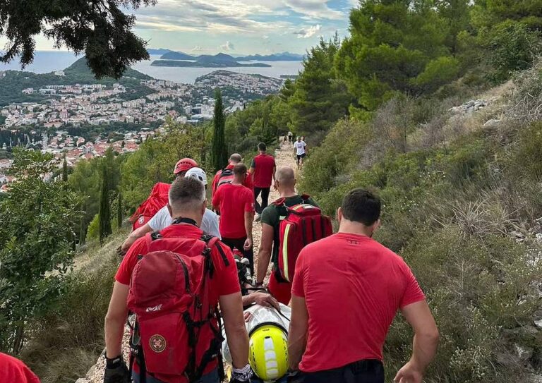 Dubrovački HGSS spasio turista koji je pao na Srđu te zadobio ozljede glave, ramena i nogu