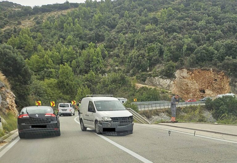 OPREZ VOZAČI: U Vrbici sudar motocikla i osobnog vozila, promet otežan