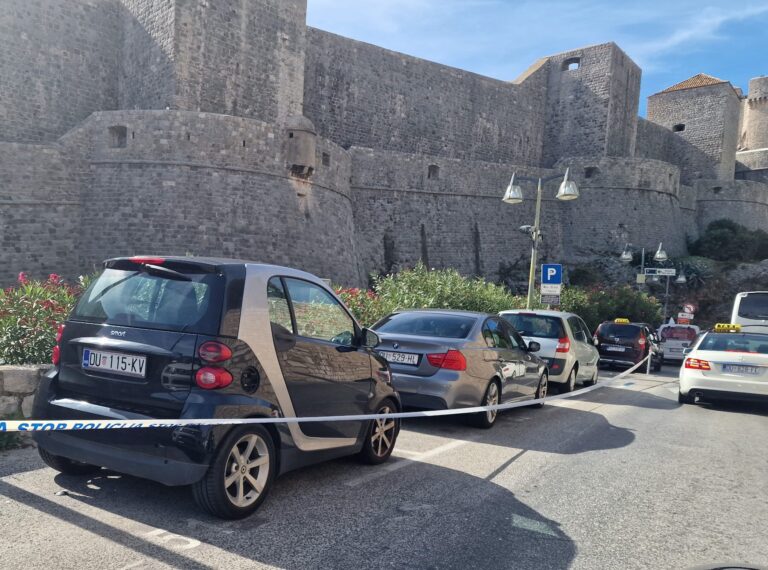 Pomaknite vozila ili će biti uklonjena