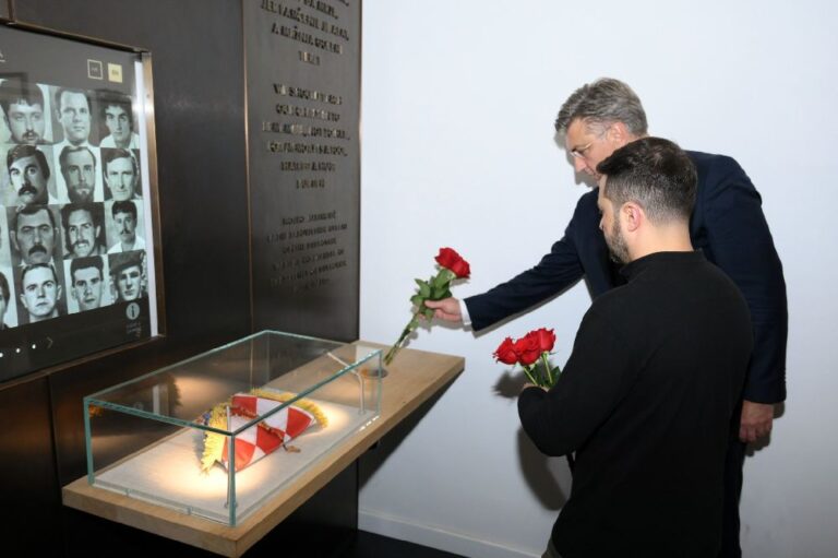 FOTO: Volodimir Zelenski posjetio Spomen sobu poginulih dubrovačkih branitelja u Sponzi