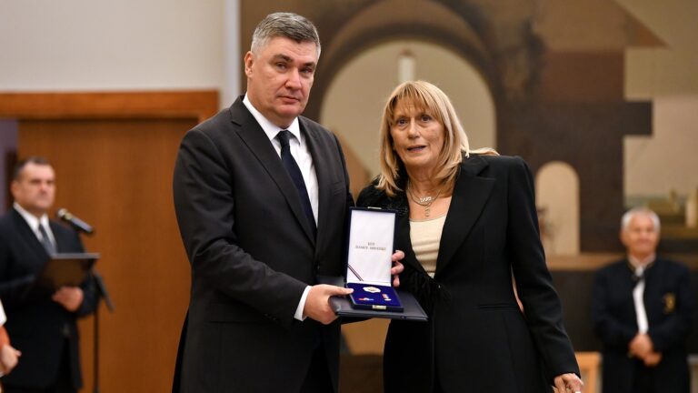 Zina Urlić odlikovana Redom Danice Hrvatske s likom Franje Bučara