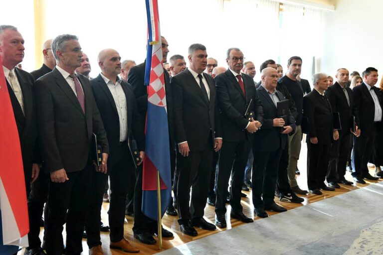 Predsjednik Milanović odlikovao 163. brigadu HV-a i Zapovjedništvo obrane općine Dubrovnik