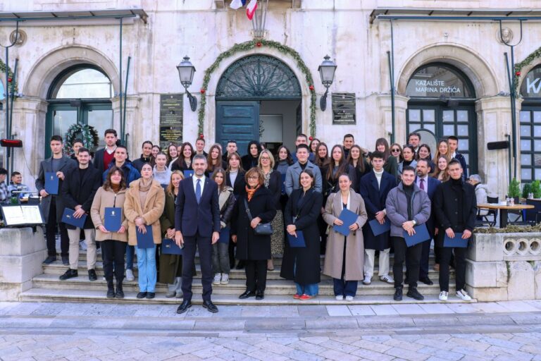 FOTO: Gradonačelnik uručio 63 stipendije, od kojih 10 budućim doktorima medicine