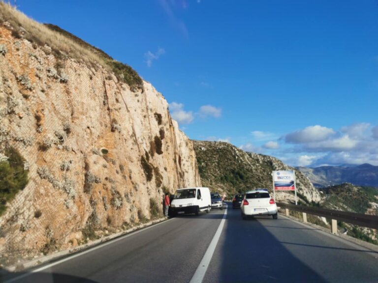 Kombi kraj vidikovca udario u stijenu, oprezno vozite prema Župi